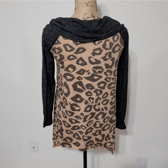 CASALEE leopard super soft cowl neck asymmetrical hem tunic‎ size medium - Picture 3 of 7